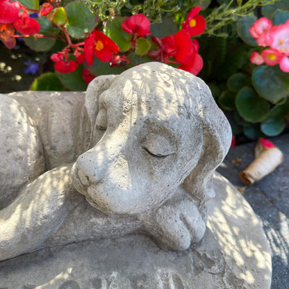 Gedenkfigur für geliebten Hund aus Stein