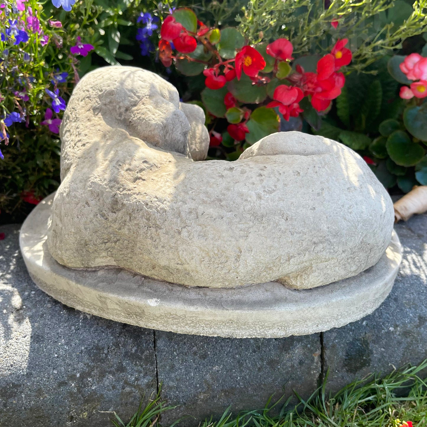 Gedenkfigur für geliebten Hund aus Stein