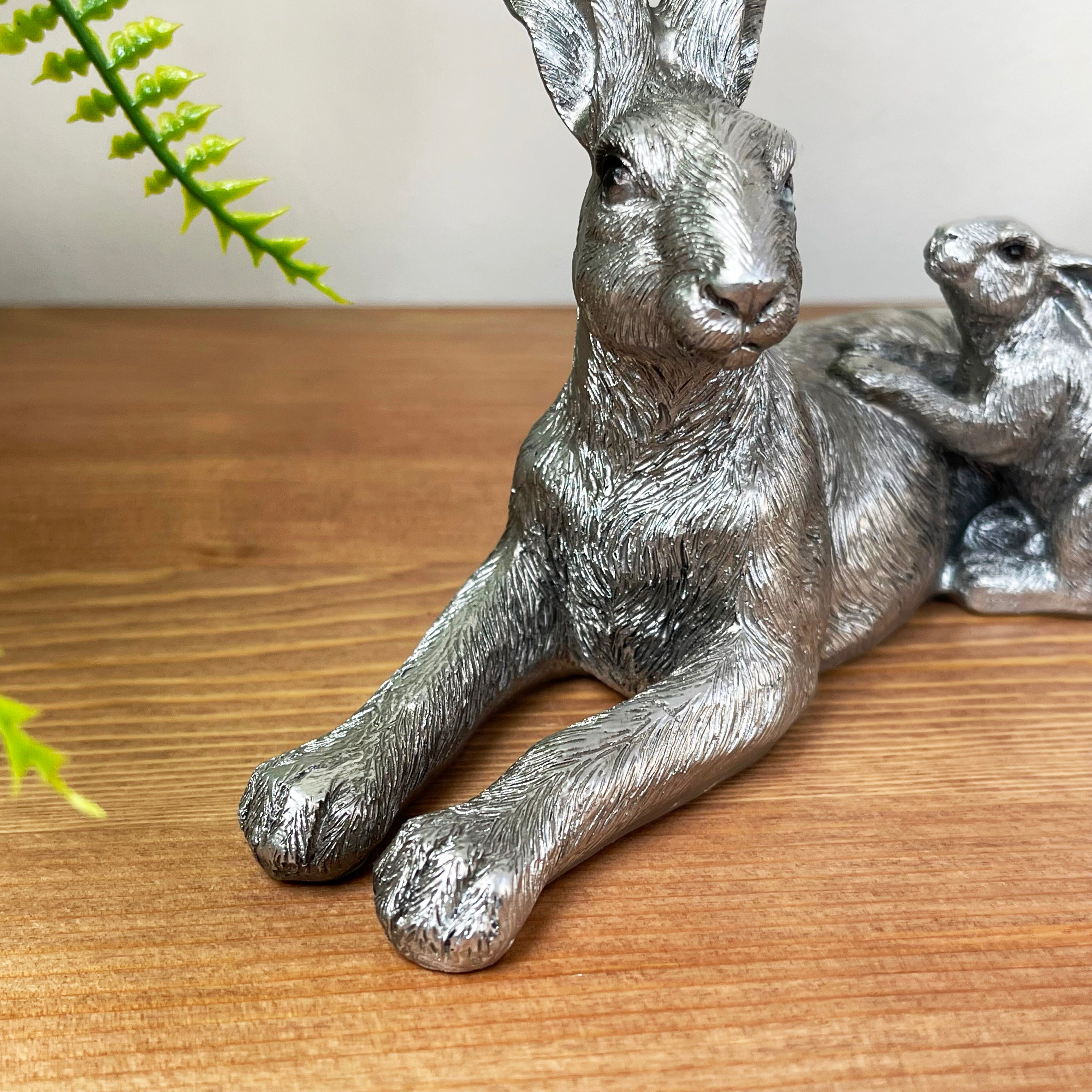 Silbernes Märzhasen- und Baby-Ornament