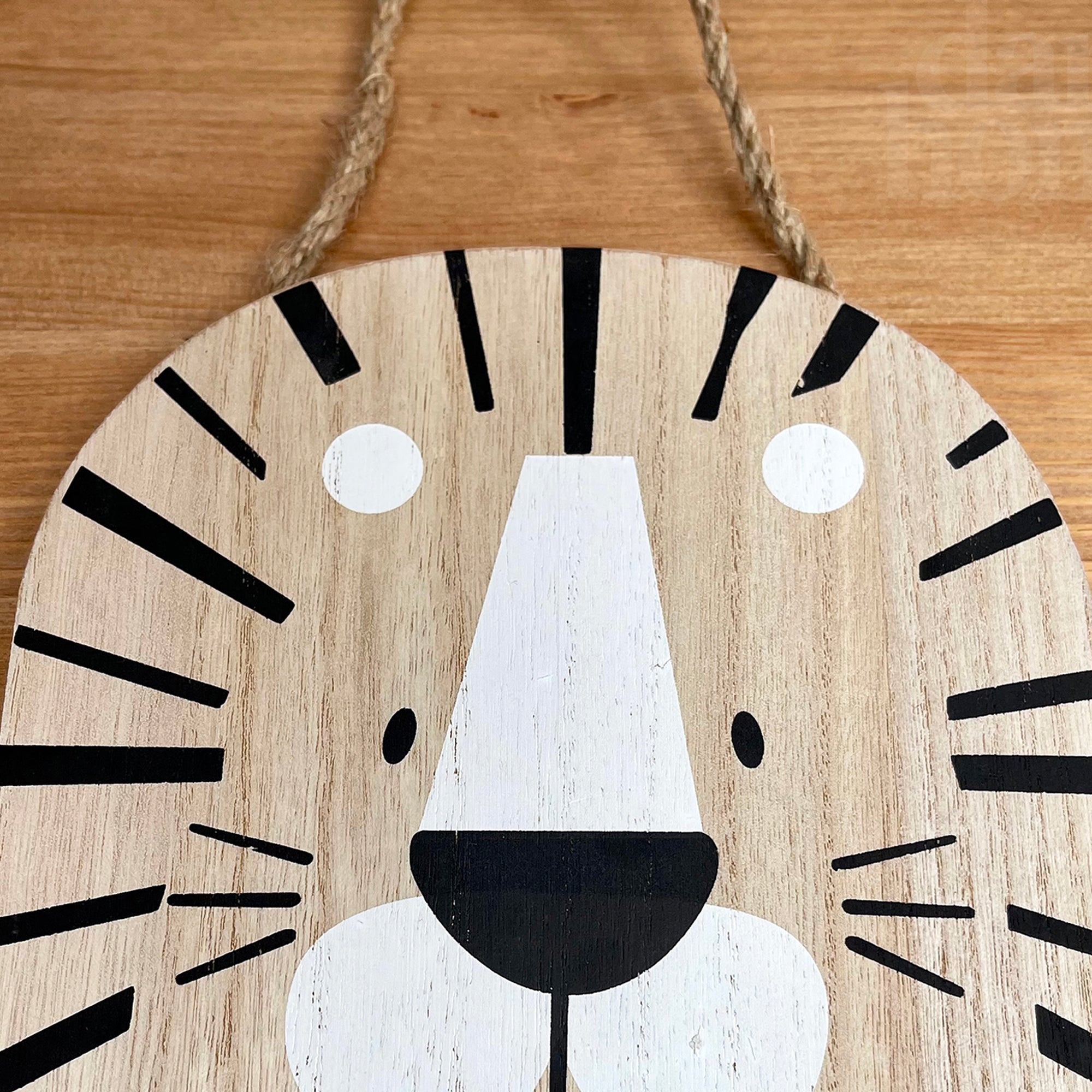 Hanging Lion Head Plaque
