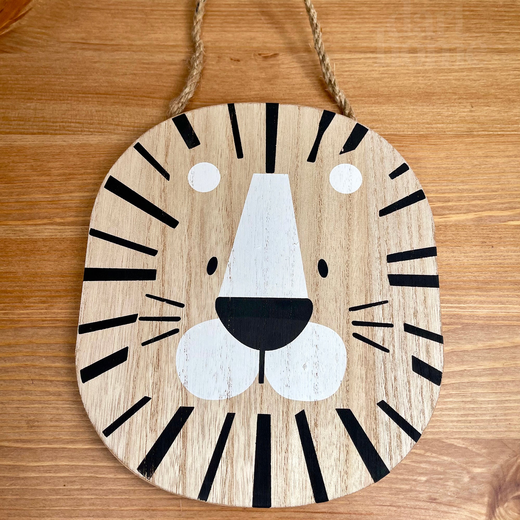 Hanging Lion Head Plaque