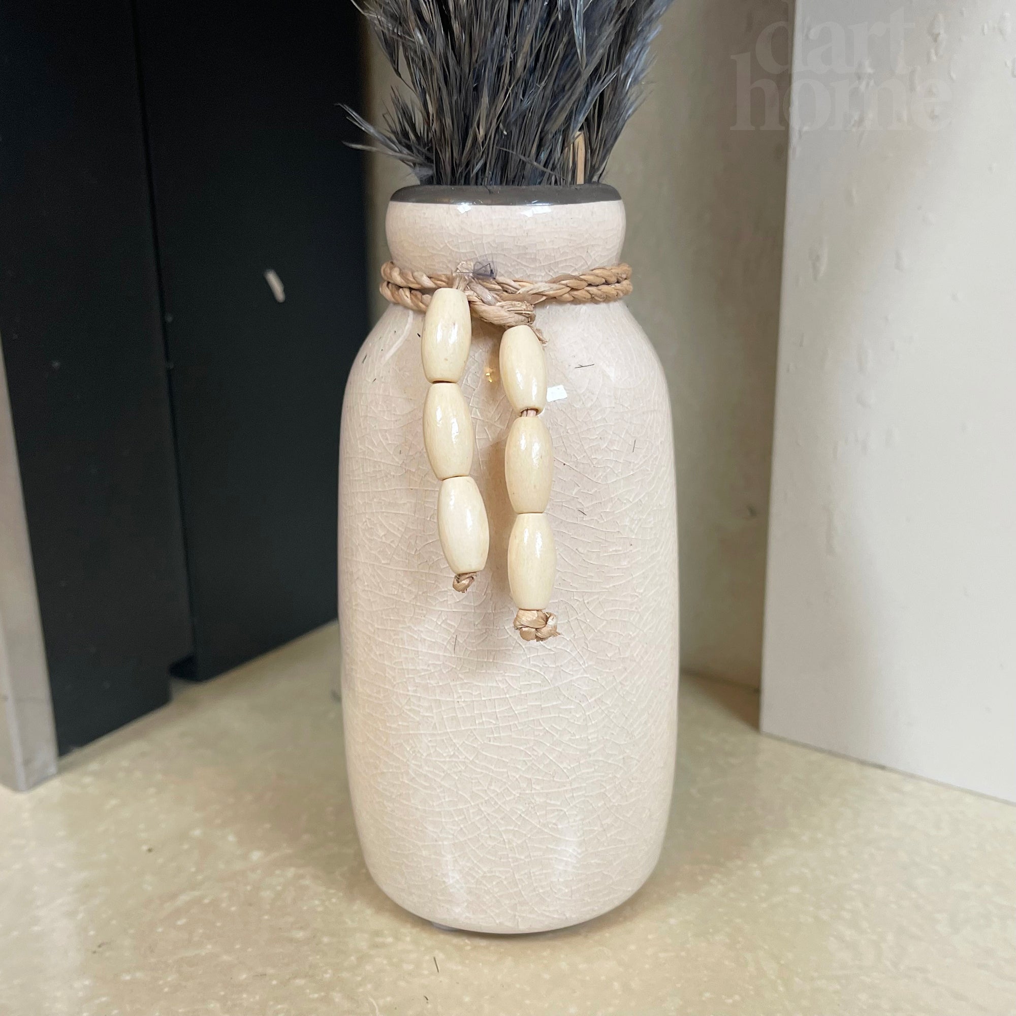 Blaue getrocknete Pampas in Keramikvase