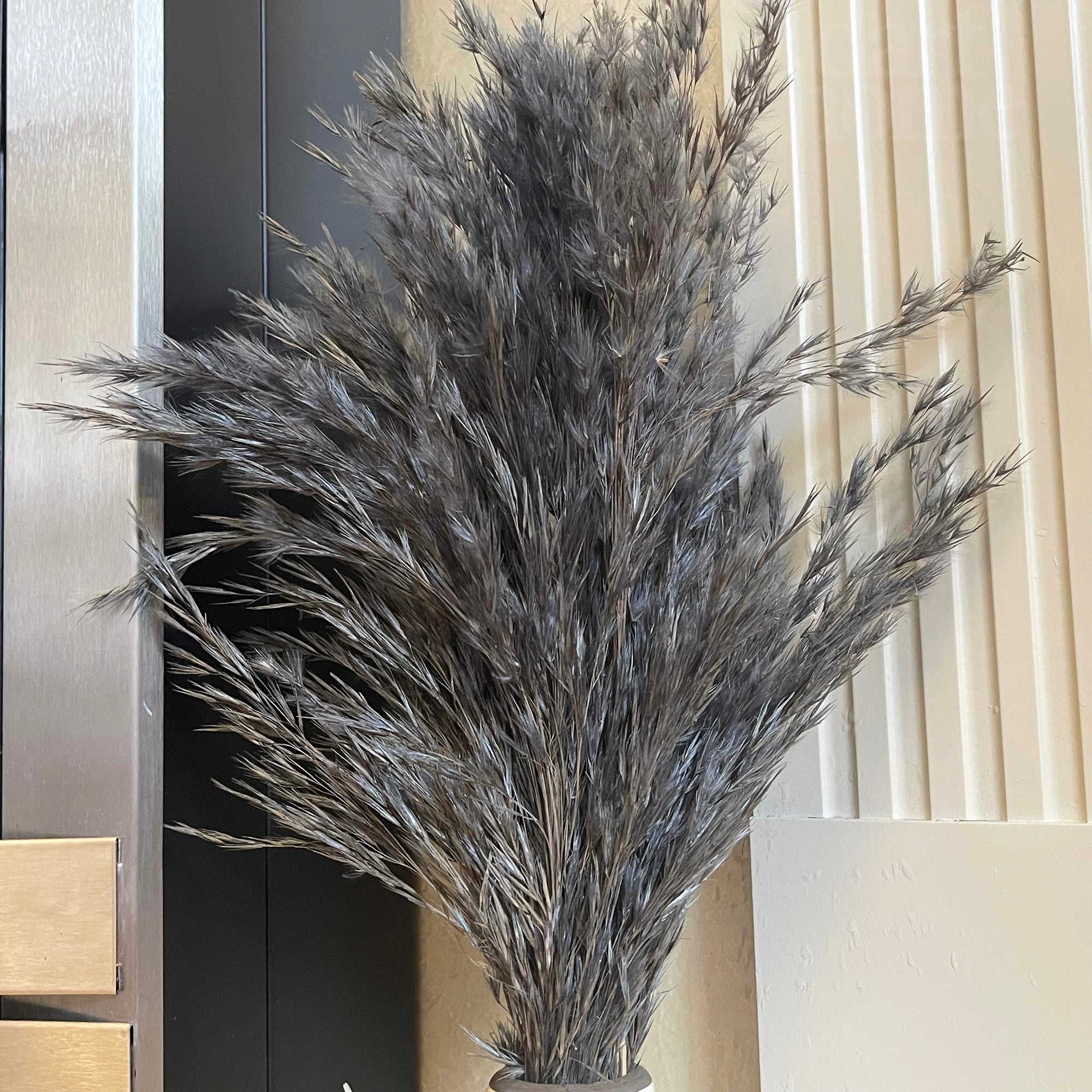 Blaue getrocknete Pampas in Keramikvase