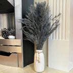 Blaue getrocknete Pampas in Keramikvase