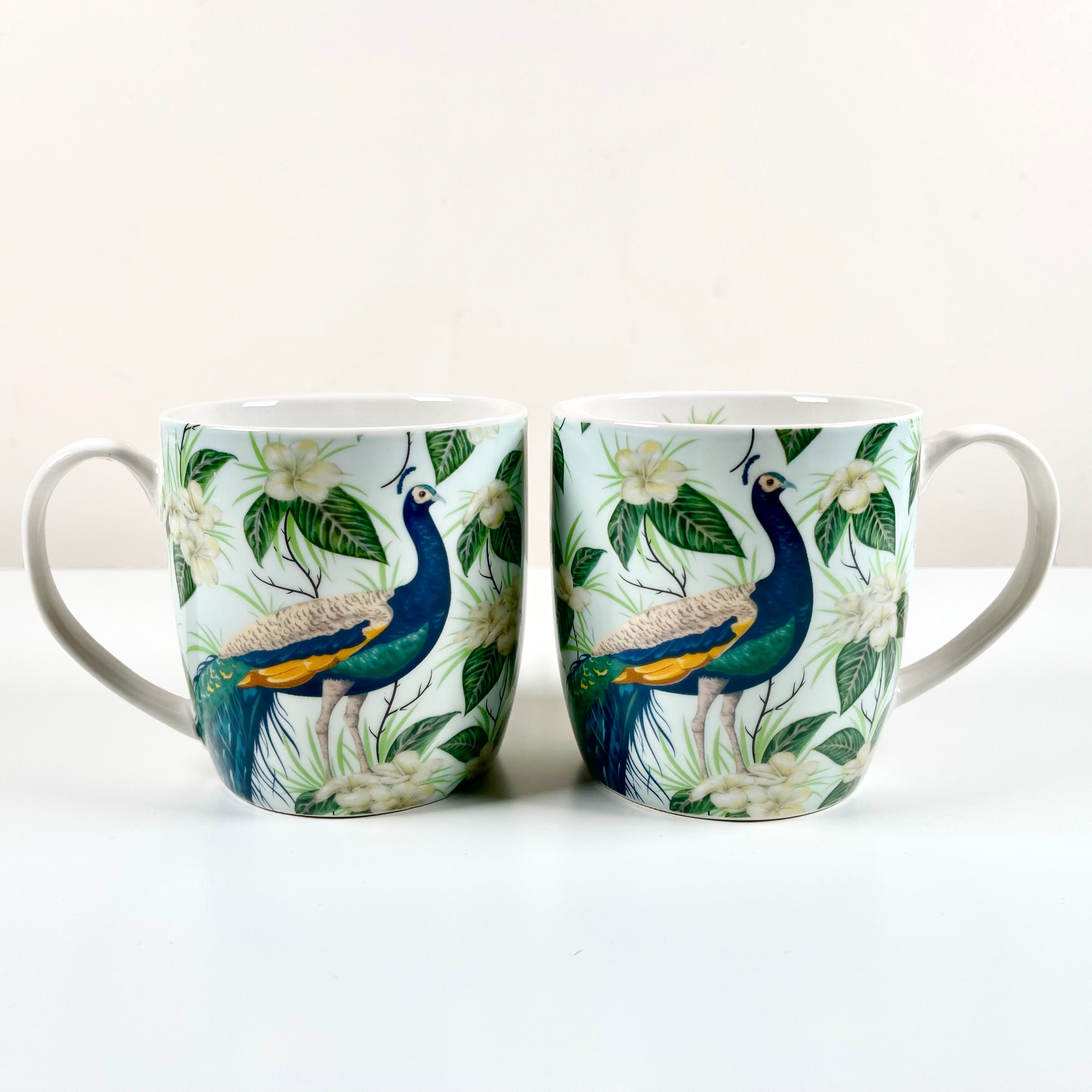 Set mit 2 blauen exotischen Pfauen-Keramikbechern