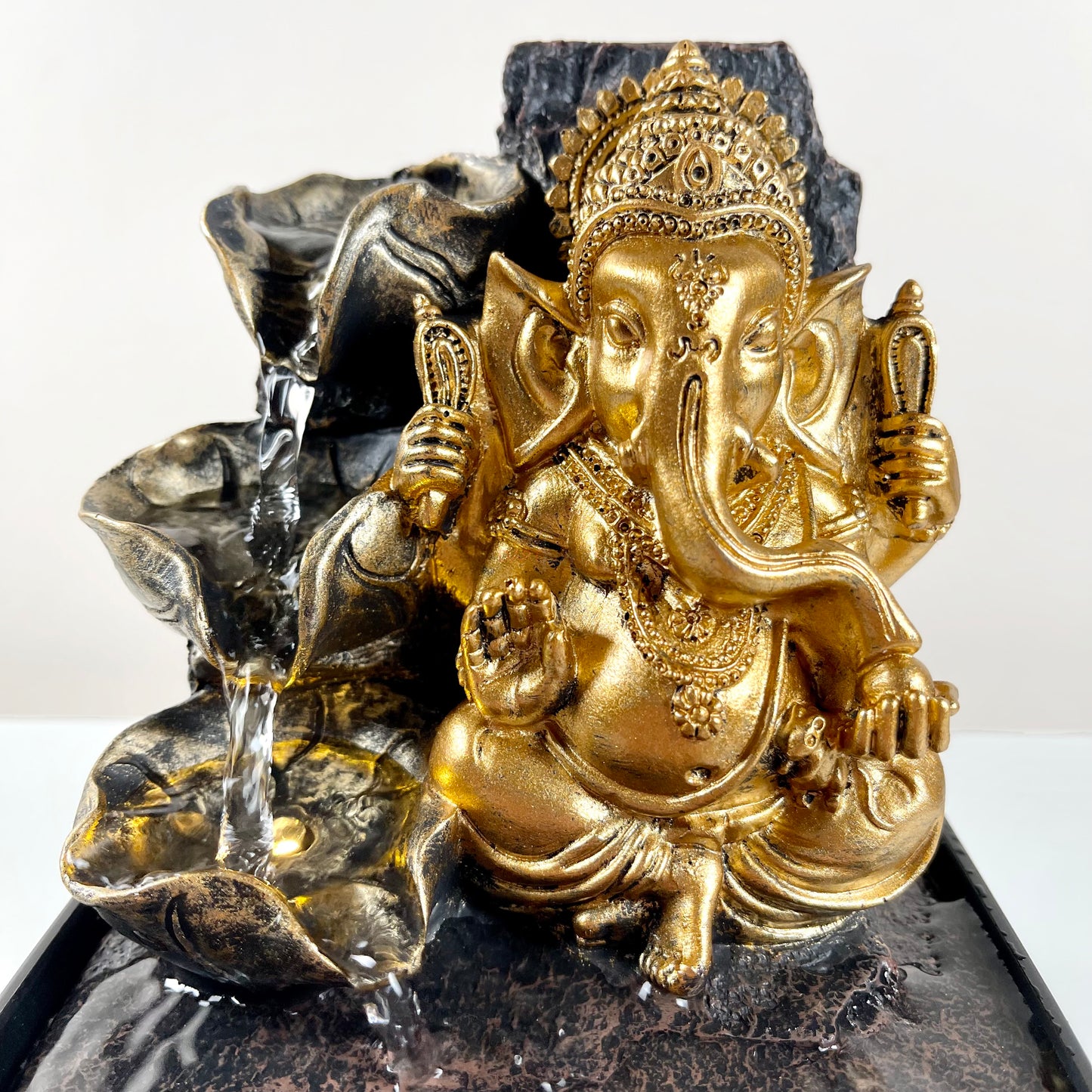 Goldfarbener Ganesh-LED-Innenwasserbrunnen, 18 cm