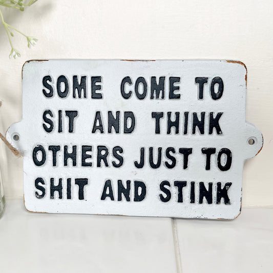 Wandschild „Some Come To Sit &amp; Think“ aus Gusseisen für die Toilette