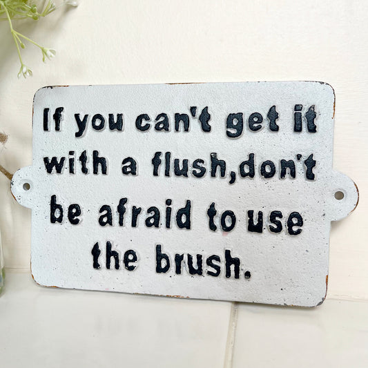 Badezimmerschild „Use The Brush“ aus Gusseisen