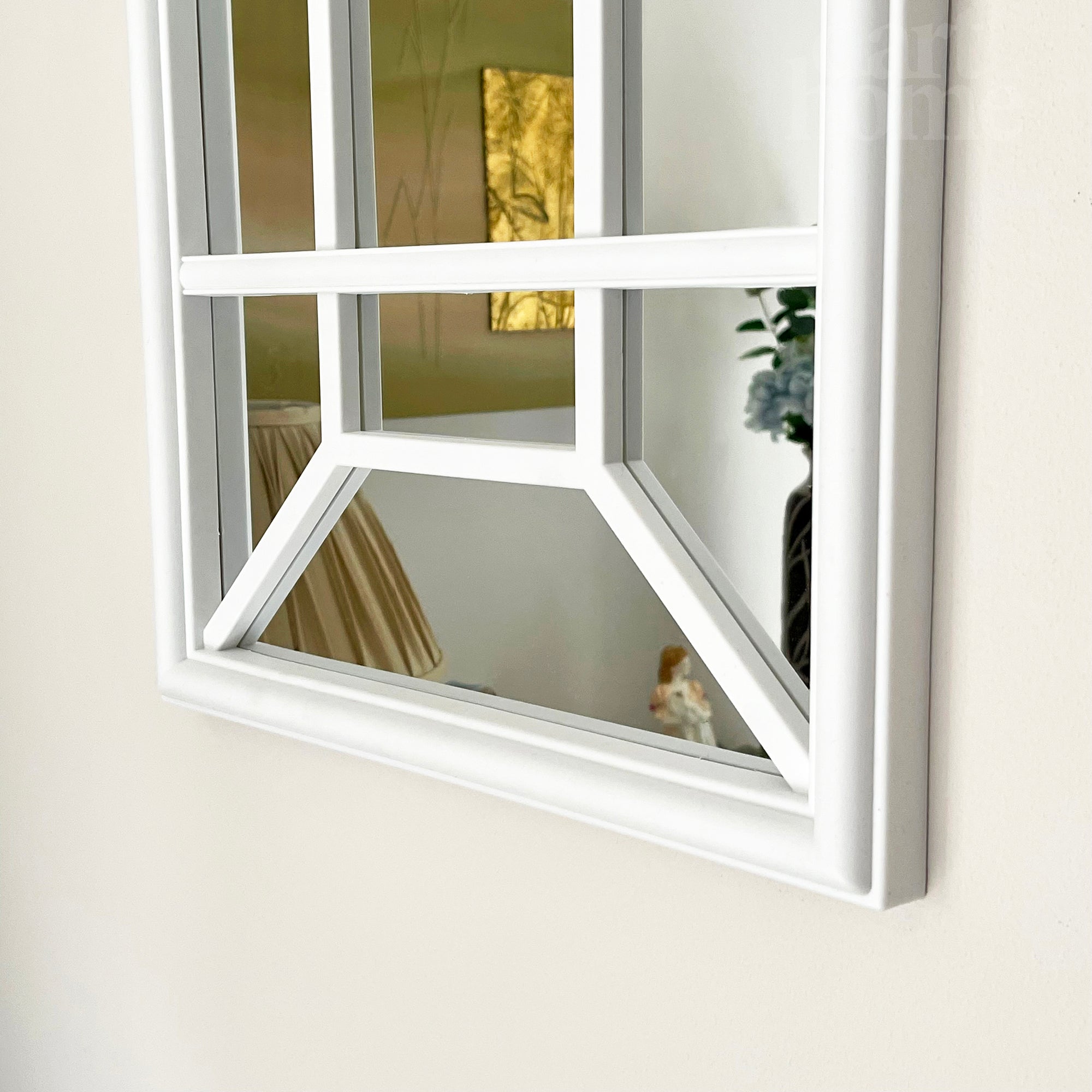 Weißer gotischer Bogenfensterspiegel, 70 cm