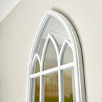 Weißer gotischer Bogenfensterspiegel, 70 cm