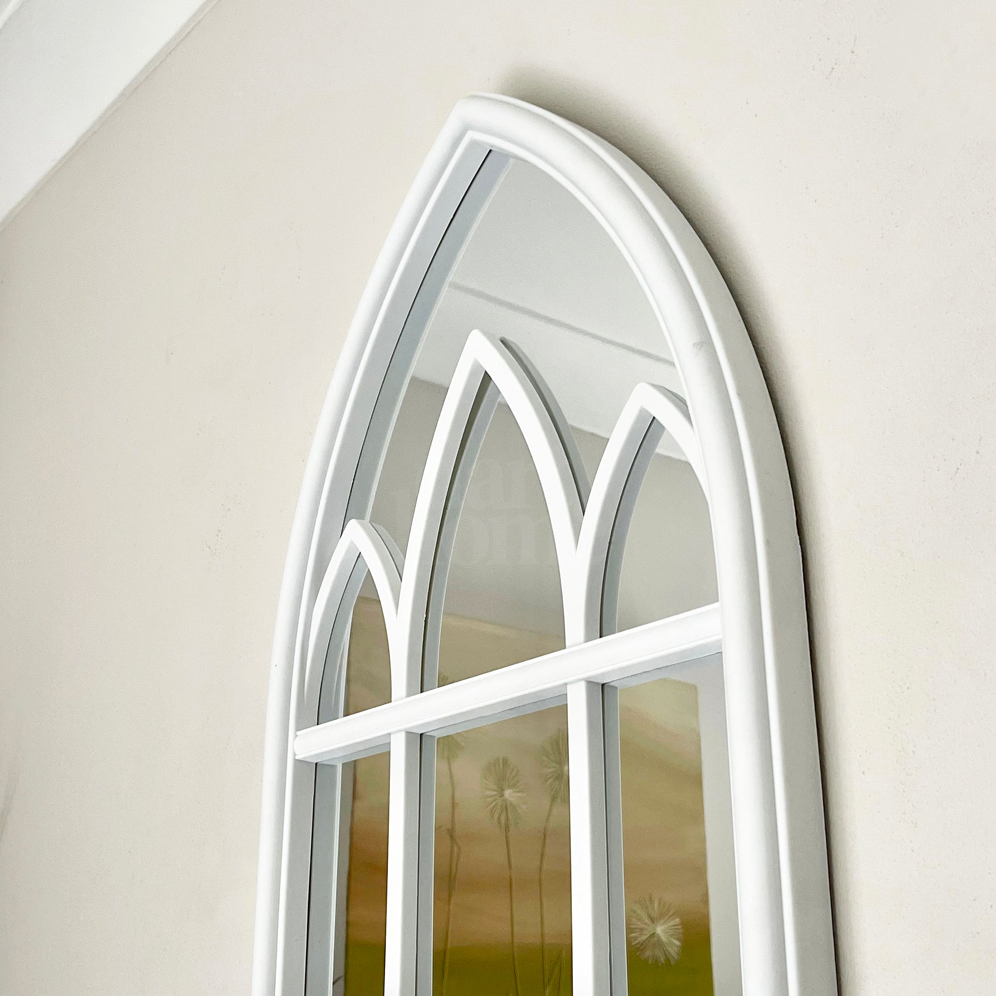 Weißer gotischer Bogenfensterspiegel, 70 cm