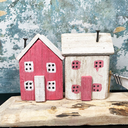 Rustikales Hafen-Cottage-Ornament aus Holz