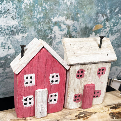 Rustikales Hafen-Cottage-Ornament aus Holz