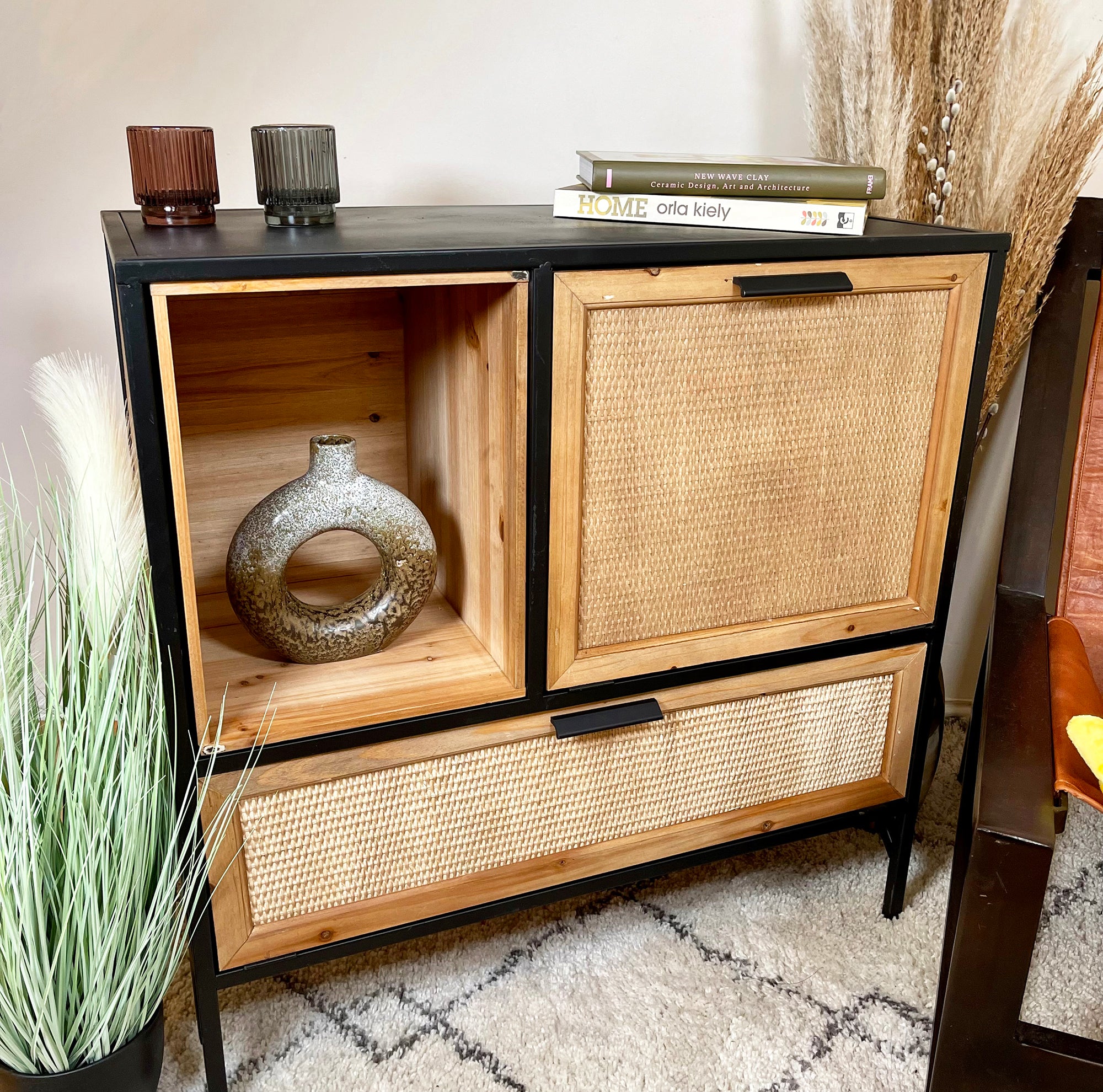 Industrieller Vintage-Sideboard-Schrank aus Metall und geflochtenem Rattan