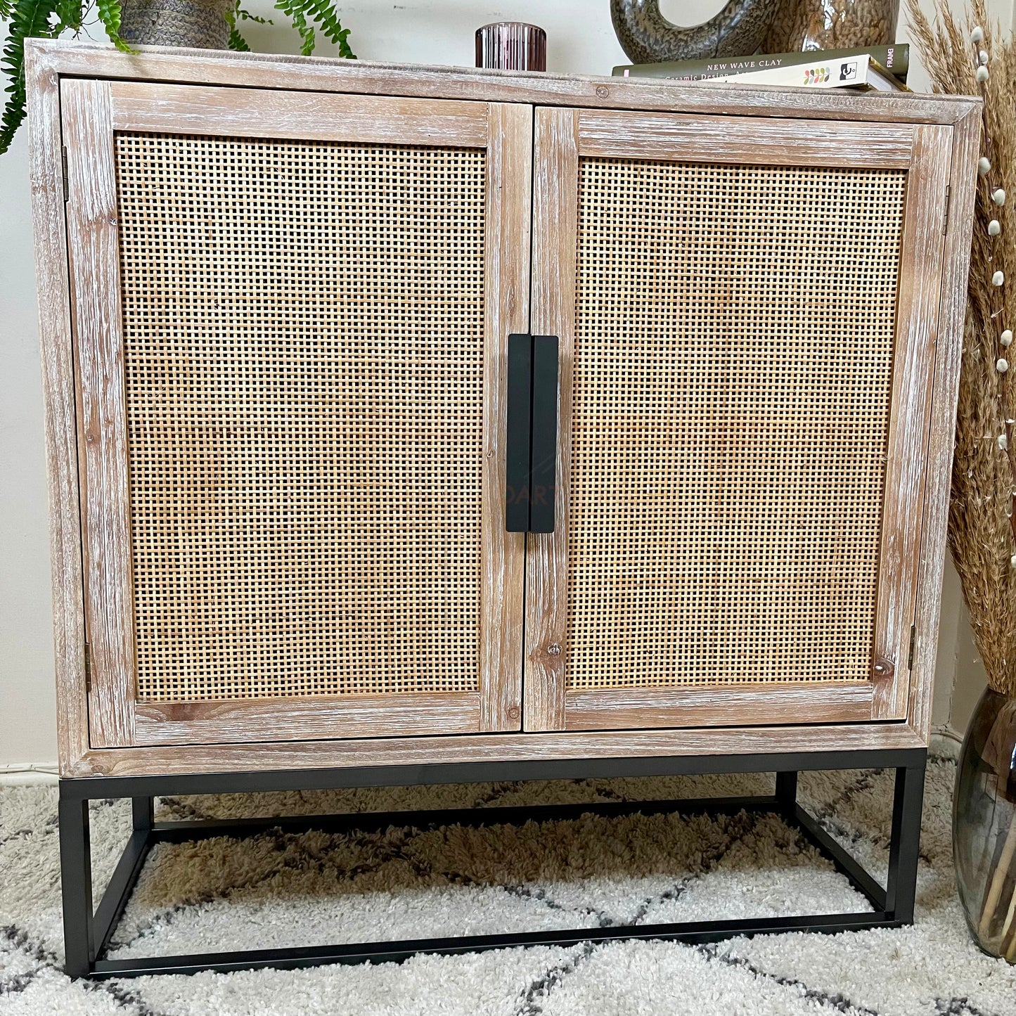 Vintage-Sideboard-Schrank aus Tannenholz und Rattan im 70er-Jahre-Stil mit 2 Türen