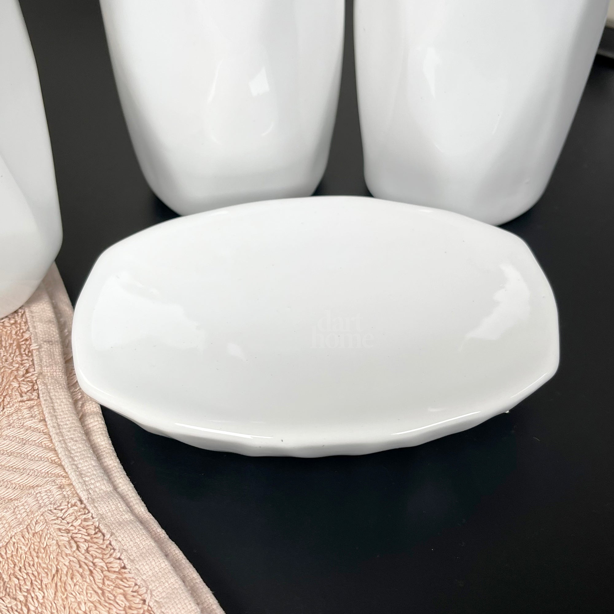 4-teiliges weißes geometrisches Badezimmerzubehörset