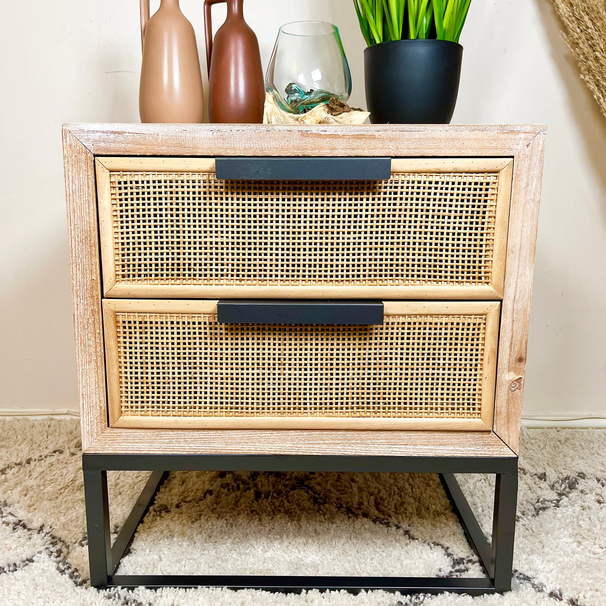 Nachttisch im Vintage-Stil der 70er Jahre aus Tannenholz und Rattan mit 2 Schubladen