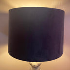 Silberne Erdmännchen-Tischlampe mit Trommelschirm aus blauem Samt