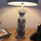 Silberne Erdmännchen-Tischlampe mit Trommelschirm aus blauem Samt
