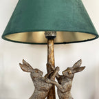 Goldene Marschhasenlampe mit grünem Samtschirm
