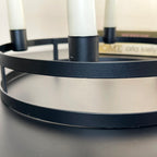 Schwarzer runder Kerzenhalter