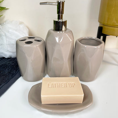 4-teiliges Badezimmer-Accessoire-Set mit geometrischem Muster in Taupe