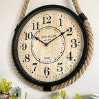 Hängende Uhr an Seilrolle