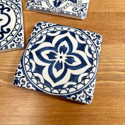4er-Set Keramikuntersetzer mit mediterranen blauen Fliesen