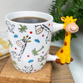 Handbemalte Keramik-Kaffeetasse mit Giraffengriff
