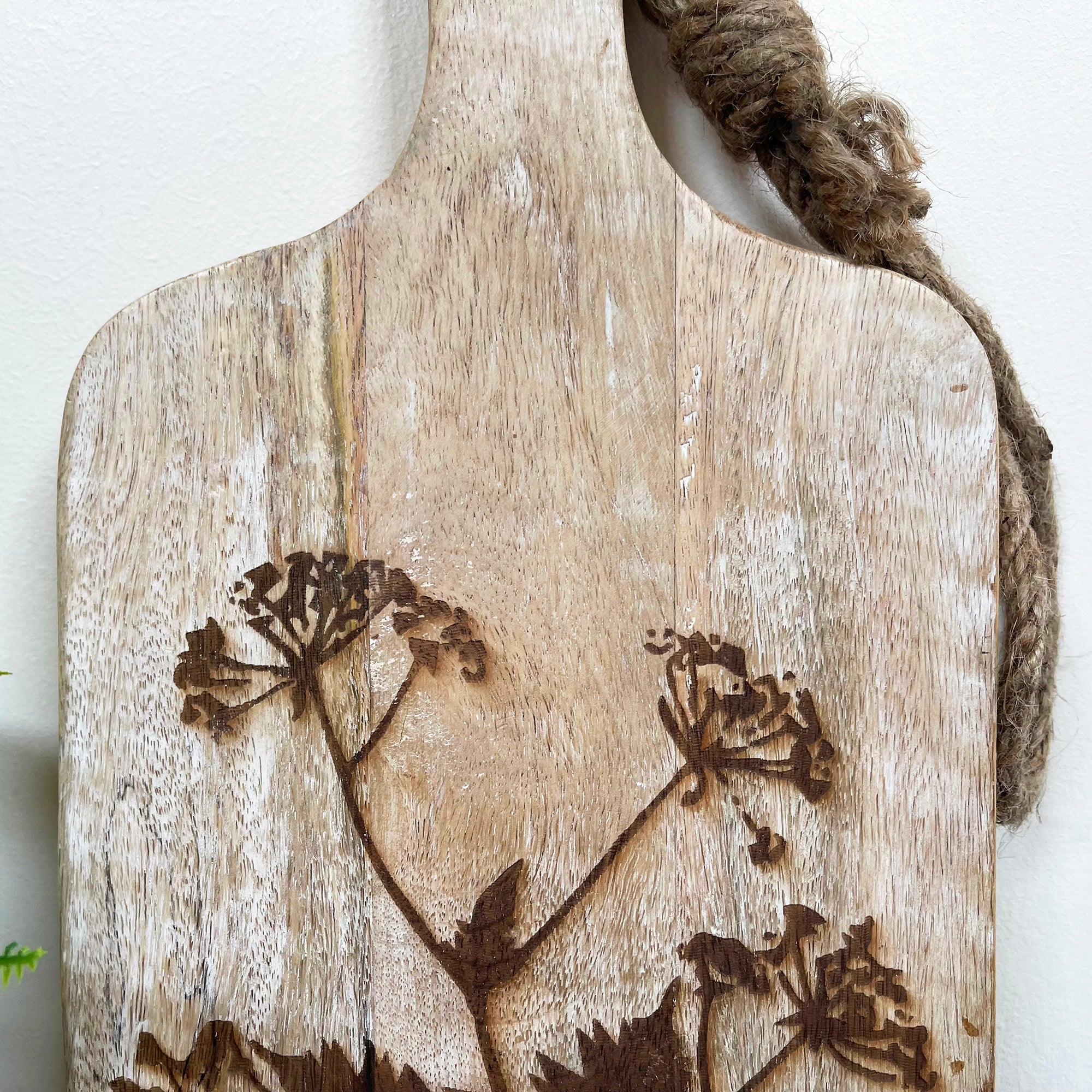 Holz-Schneidebrett mit dunkelgeätztem Baum