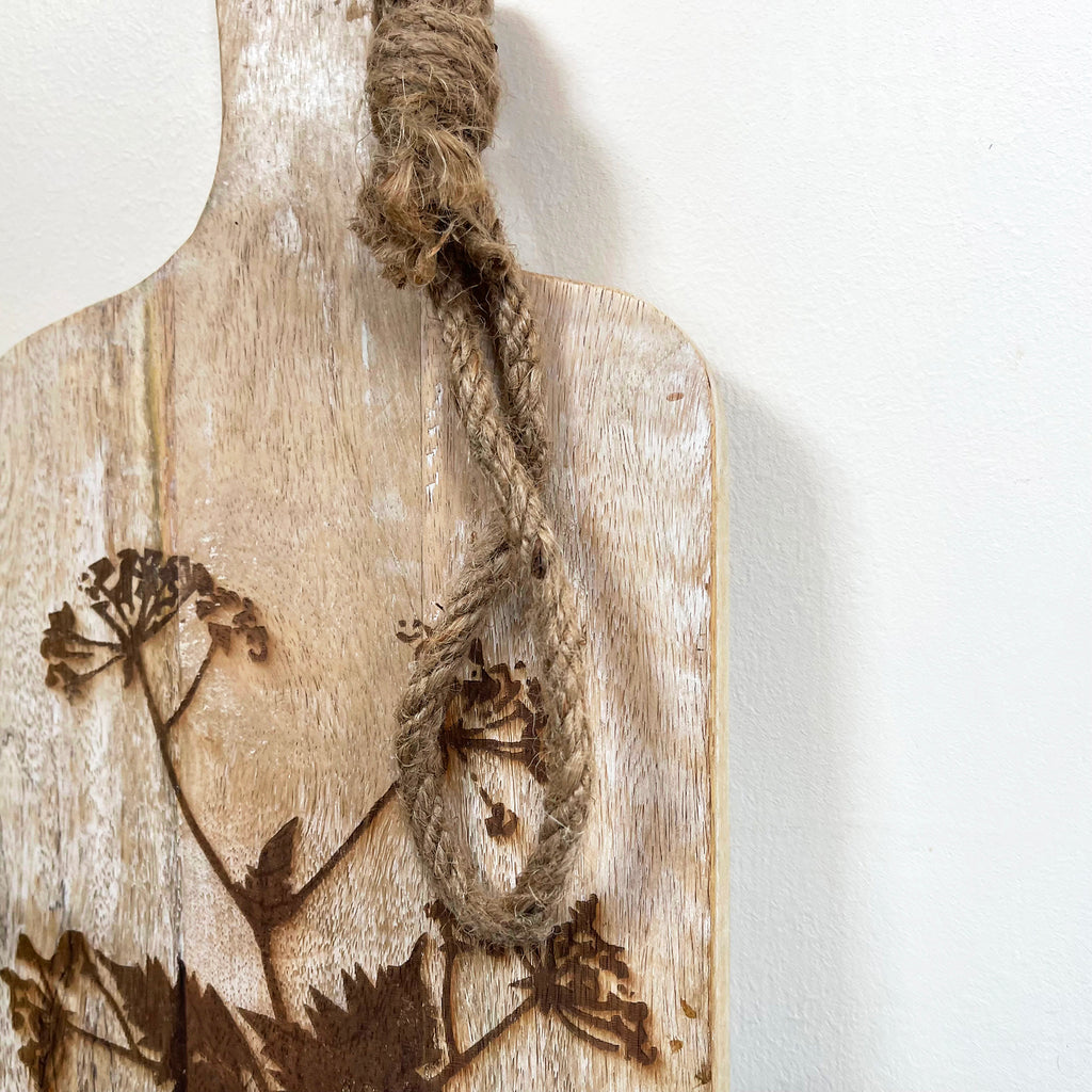 Holz-Schneidebrett mit dunkelgeätztem Baum