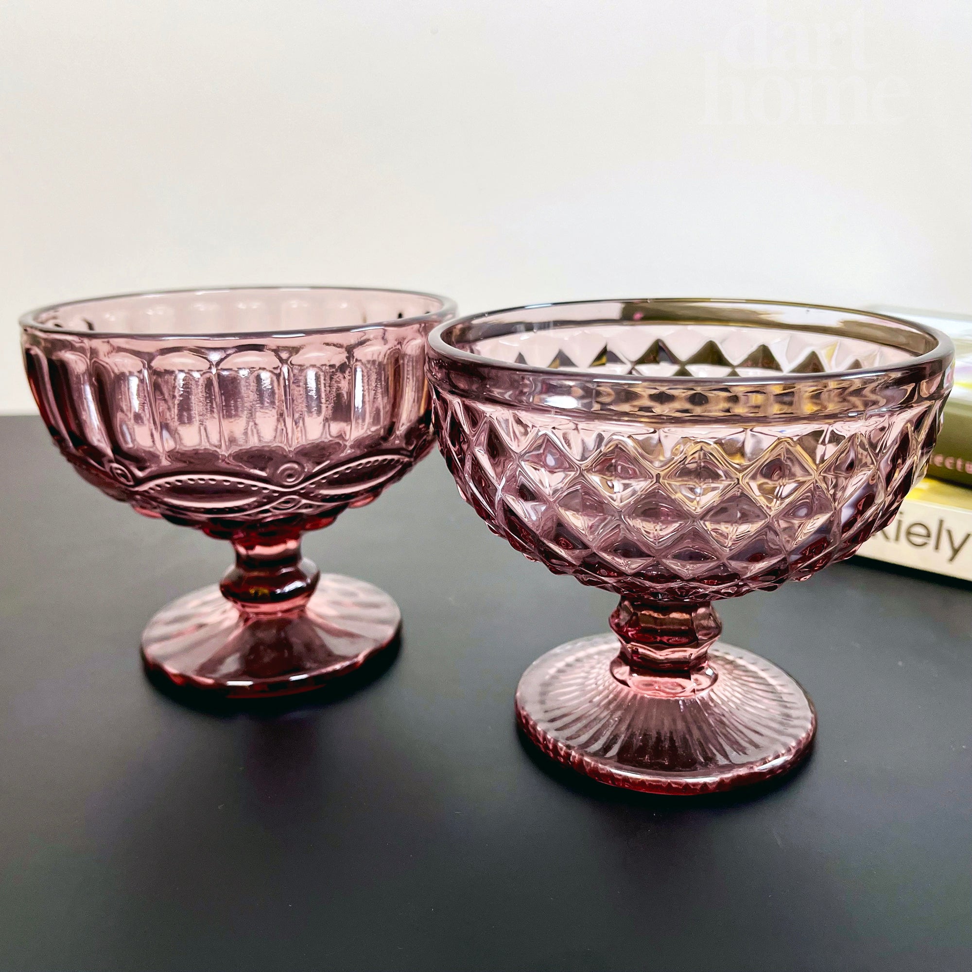 Rosafarbene Eisbecher aus geprägtem Glas – 2er-Set