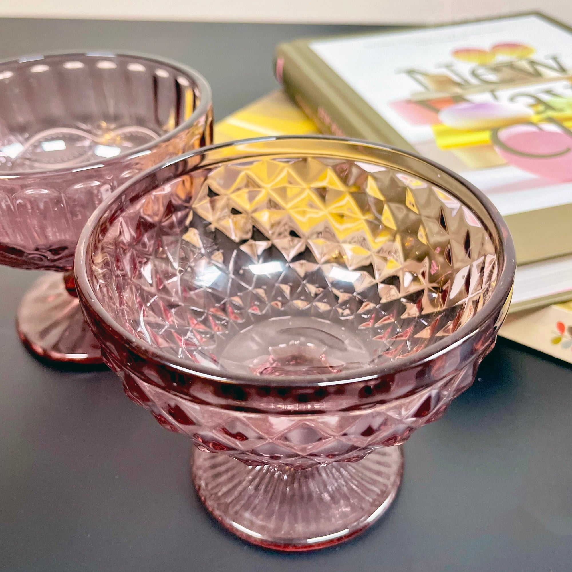 Rosafarbene Eisbecher aus geprägtem Glas – 2er-Set