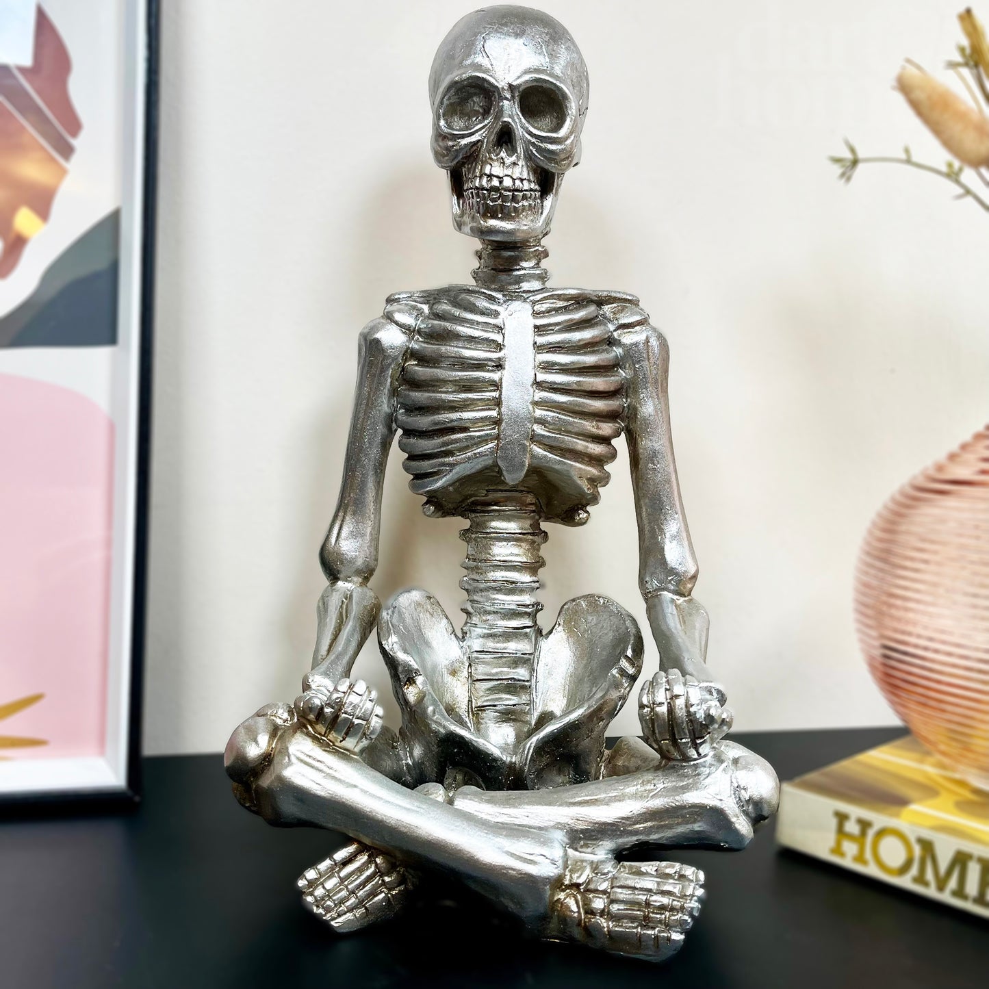 Meditierendes Skelett-Ornament in Chrom-Silber