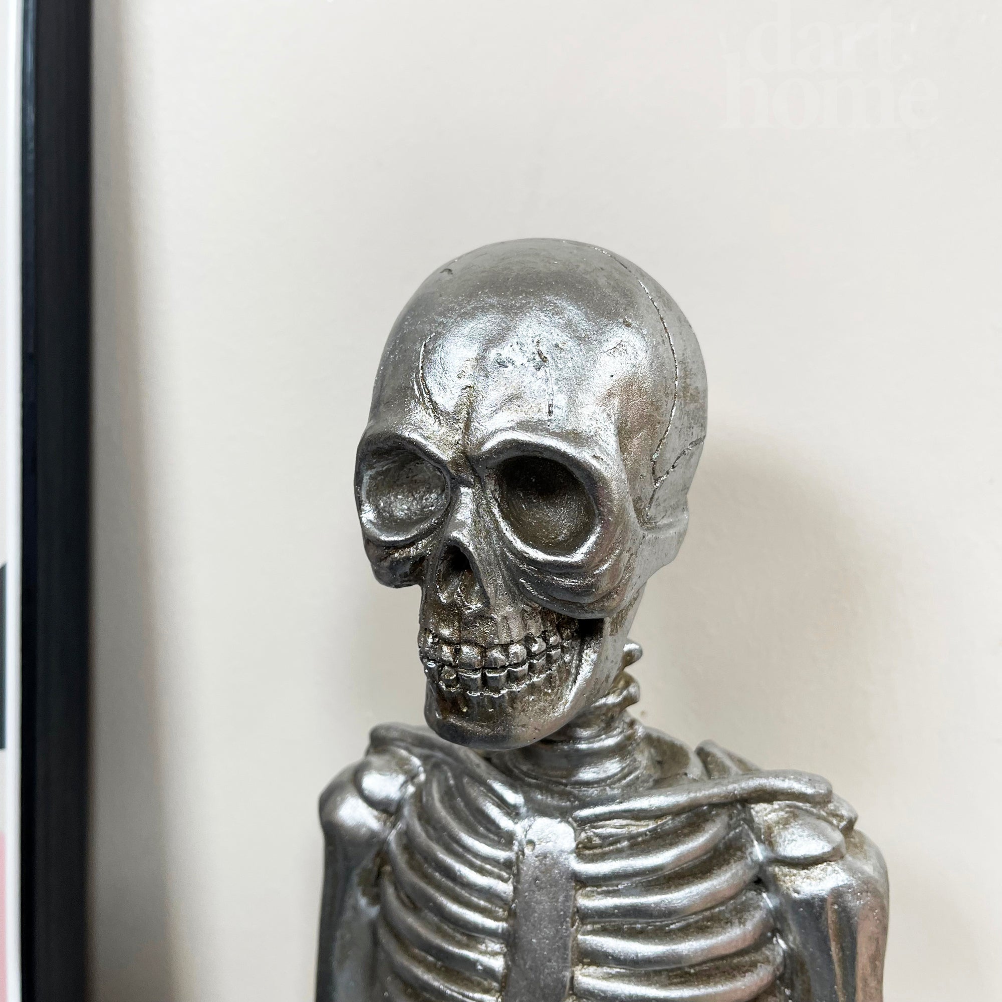 Meditierendes Skelett-Ornament in Chrom-Silber