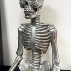 Meditierendes Skelett-Ornament in Chrom-Silber