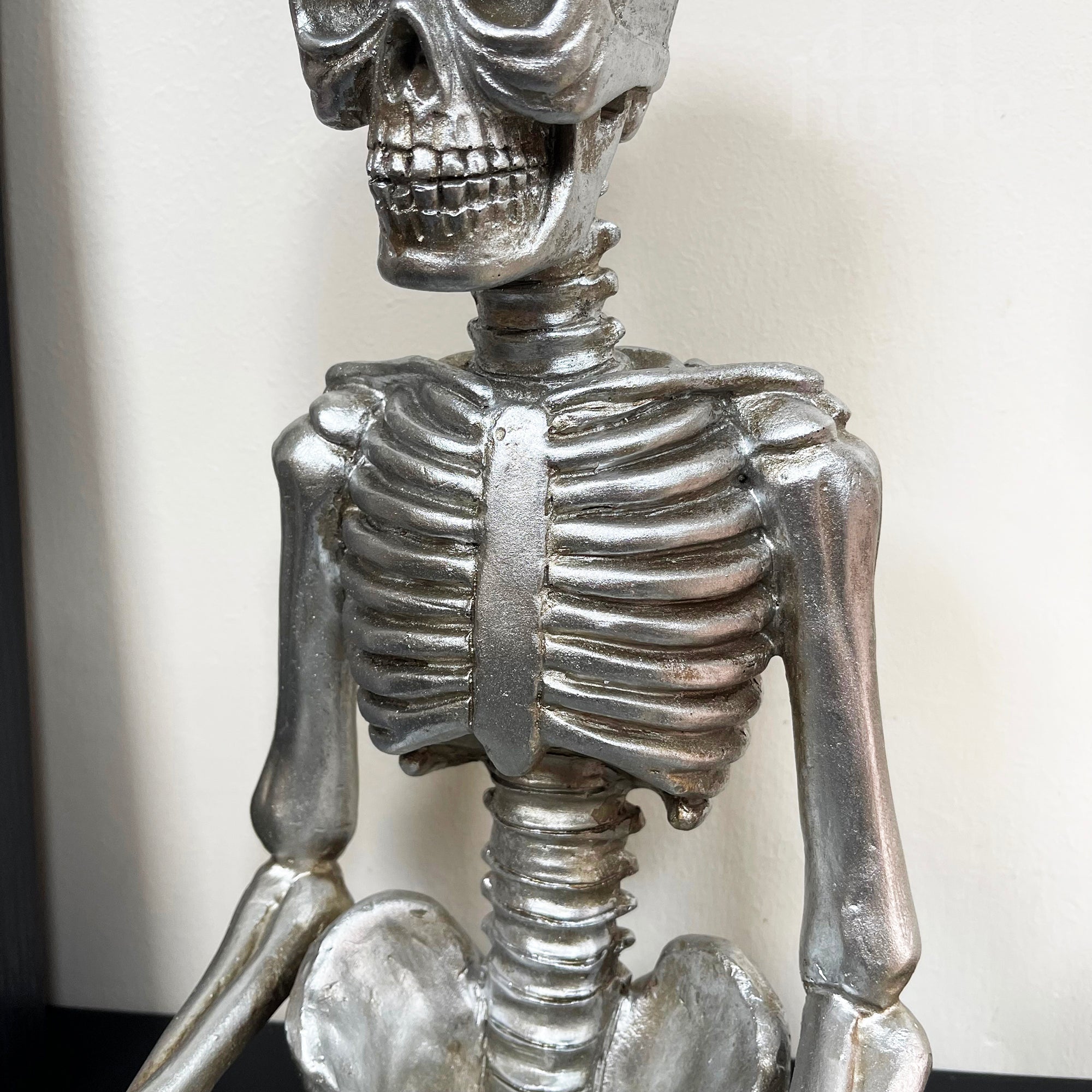 Meditierendes Skelett-Ornament in Chrom-Silber