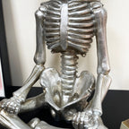 Meditierendes Skelett-Ornament in Chrom-Silber