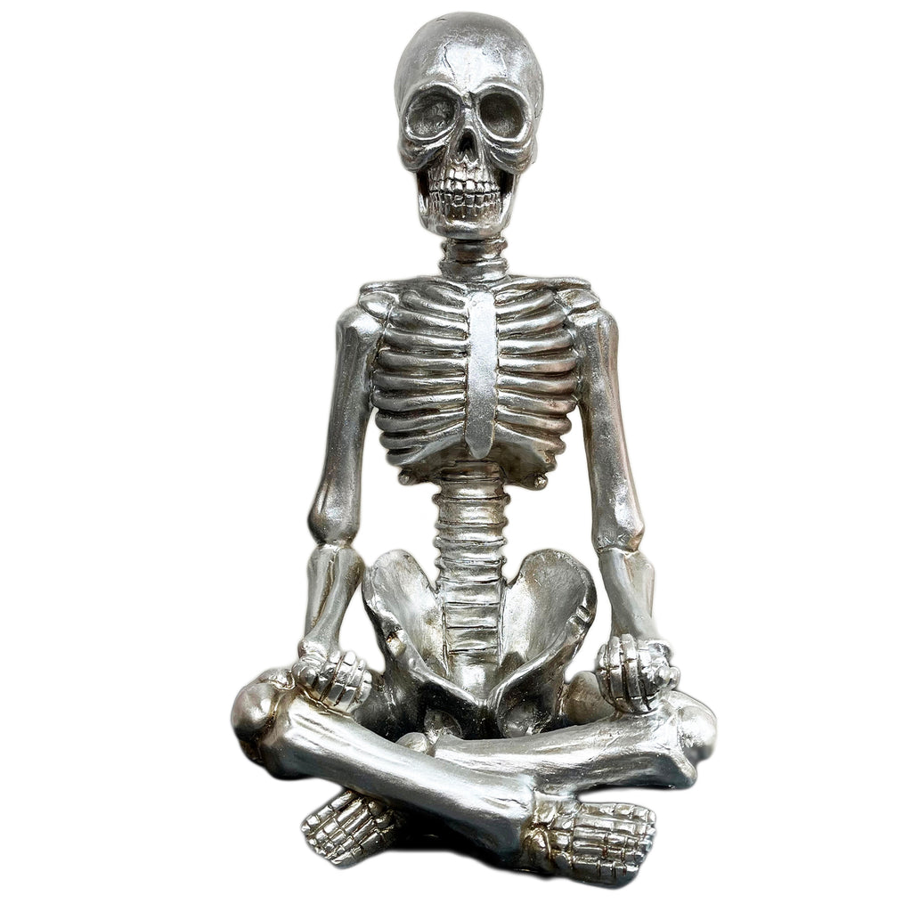 Meditierendes Skelett-Ornament in Chrom-Silber