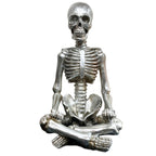 Meditierendes Skelett-Ornament in Chrom-Silber