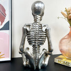 Meditierendes Skelett-Ornament in Chrom-Silber