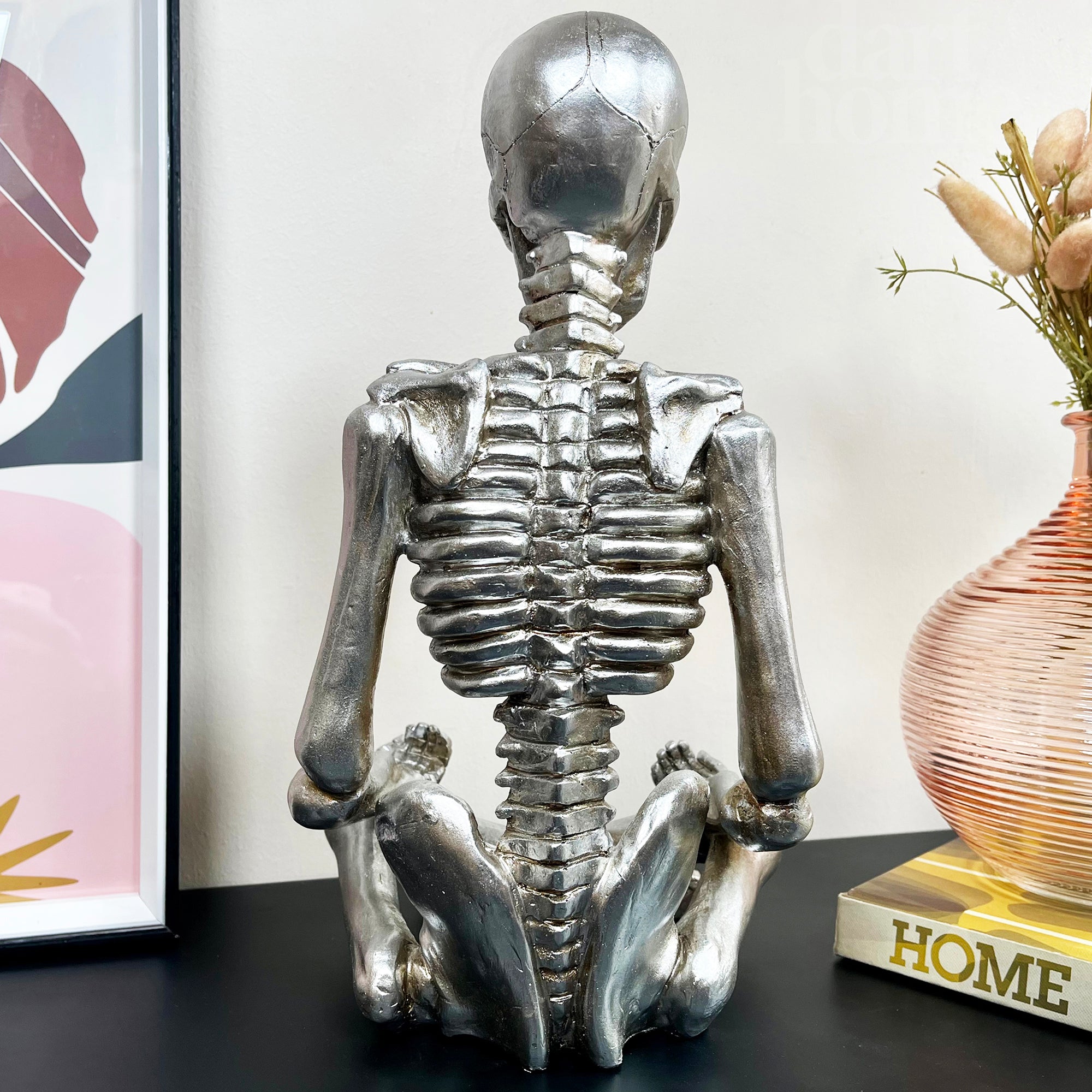 Meditierendes Skelett-Ornament in Chrom-Silber