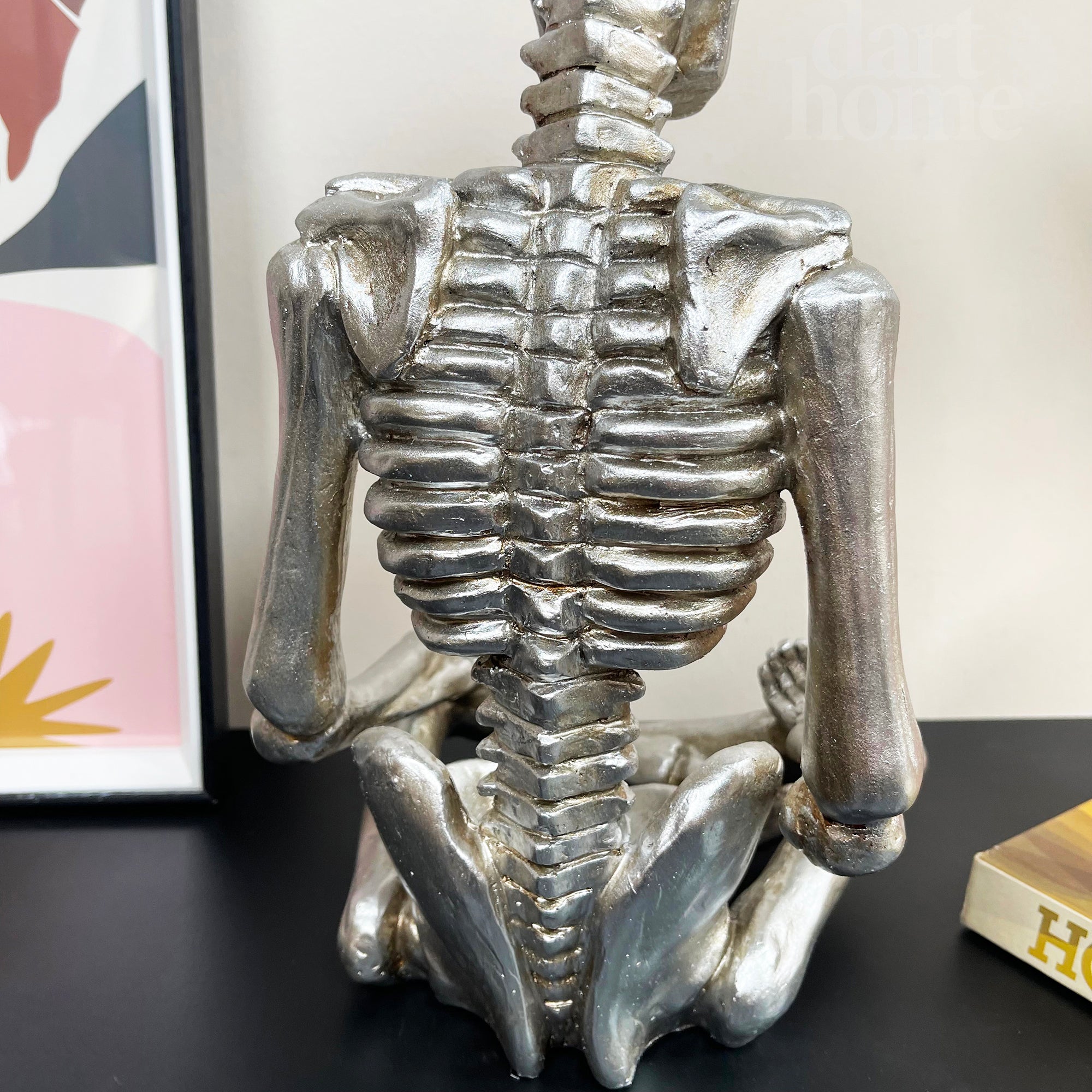 Meditierendes Skelett-Ornament in Chrom-Silber