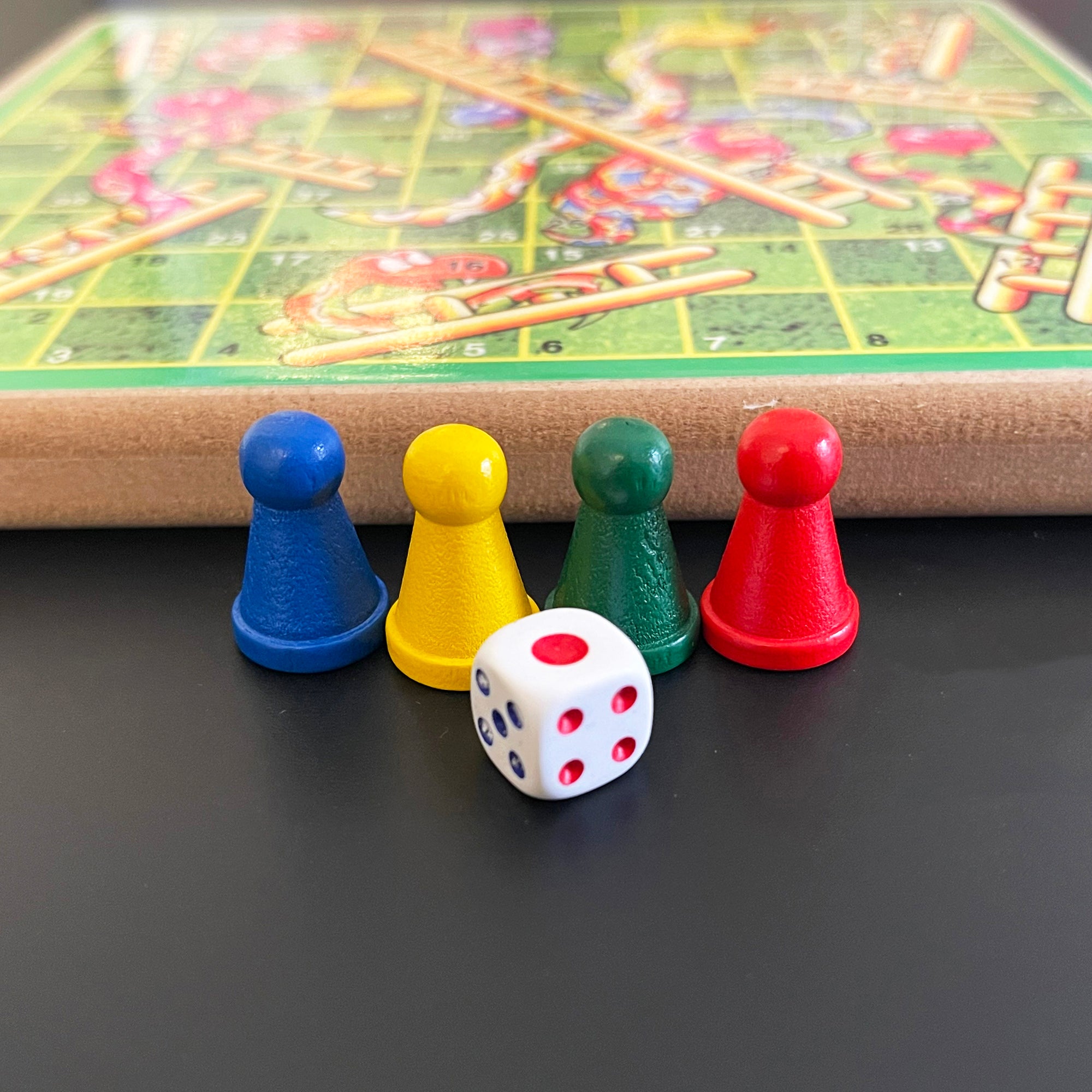 Retro-Snakes &amp; Ladders-Klassiker für Kinder