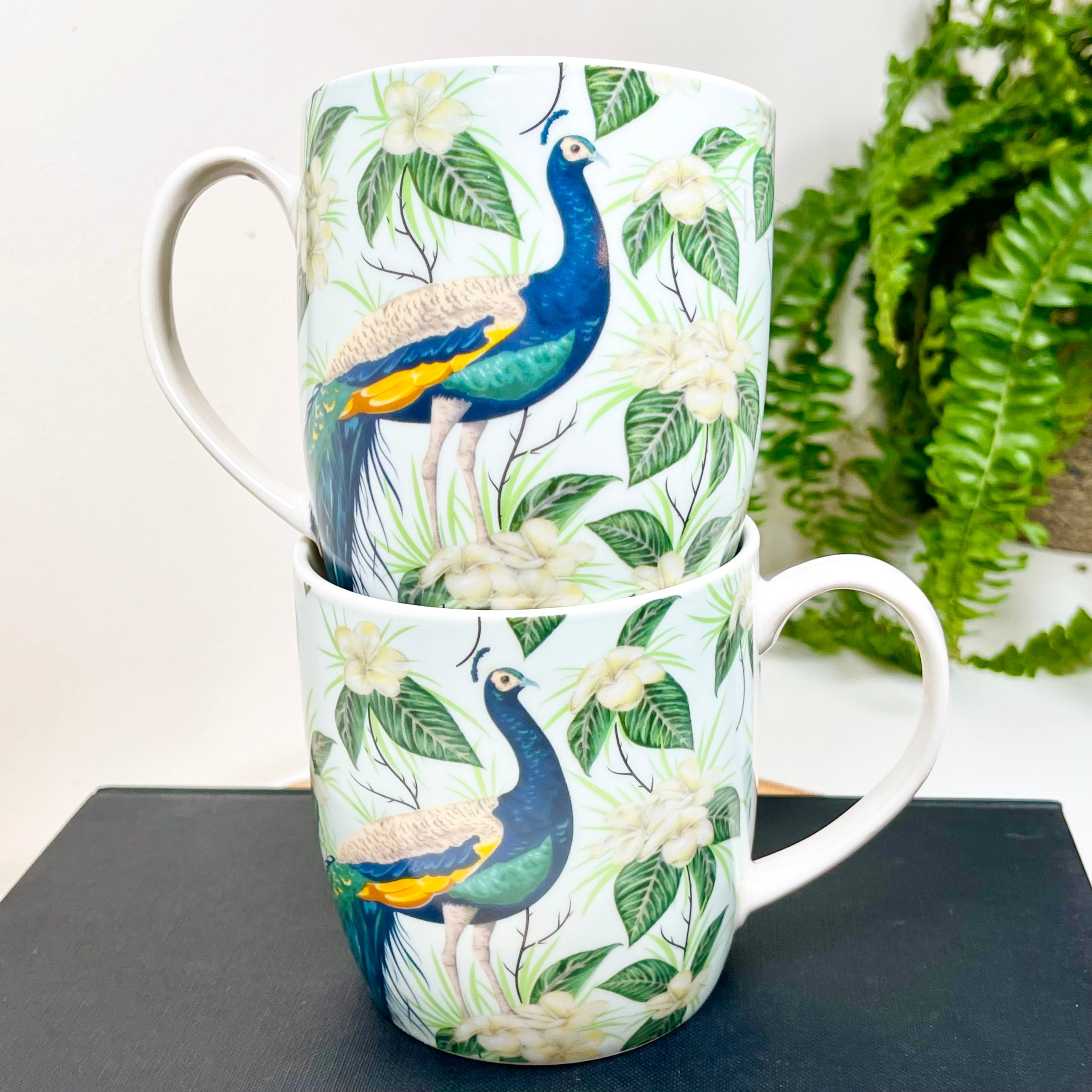 Set mit 2 blauen exotischen Pfauen-Keramikbechern