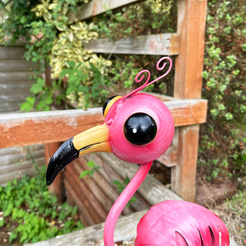 Rosa Flamingo-Gartenskulptur