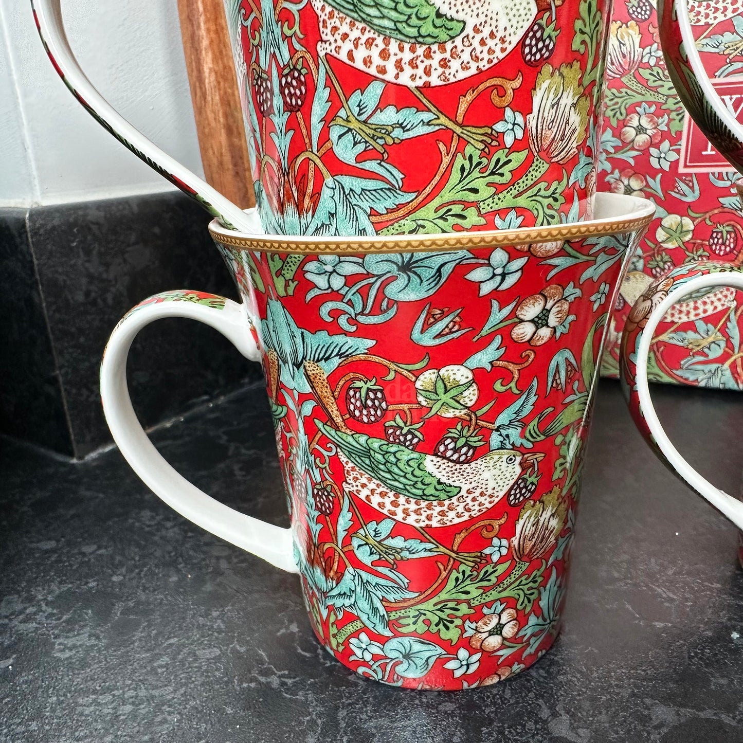 Set mit 4 William Morris Strawberry Thief Tassen in Geschenkbox