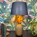 Goldene Ananaslampe mit schwarzem Schirm