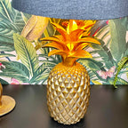 Goldene Ananaslampe mit schwarzem Schirm