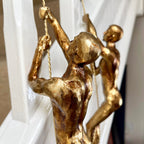Set mit 2 goldenen Kletternden-Männerfiguren